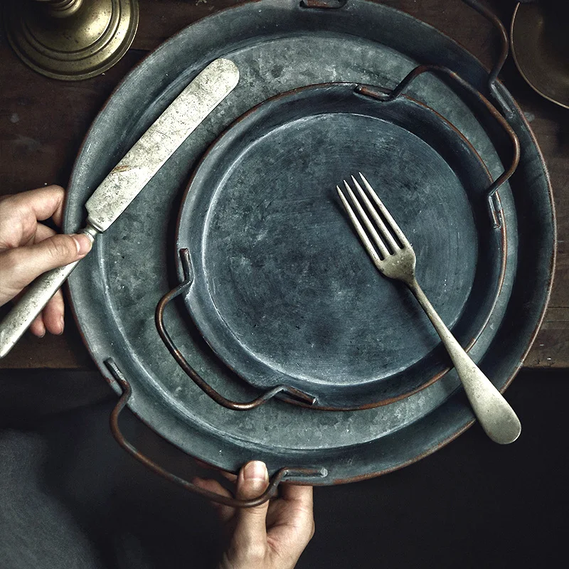 E2 piatti in metallo retrò europei con manico vassoio per il pane rotondo Vintage vassoio per la decorazione della casa stoviglie set di piatti per la cena 5