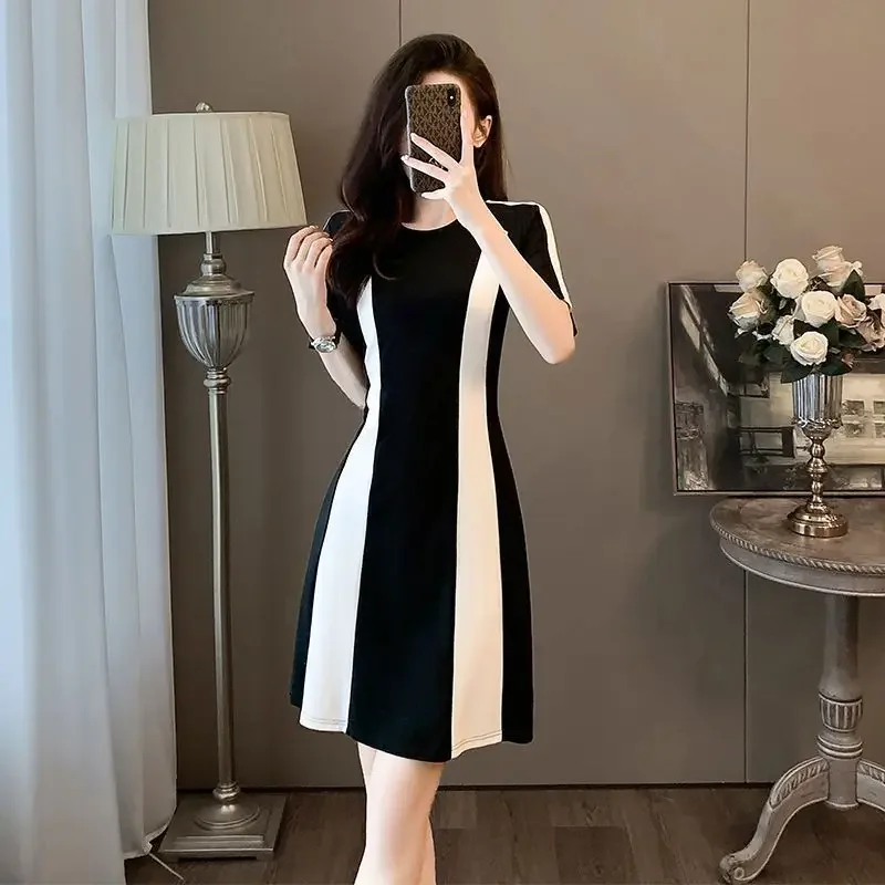 Abito casual francese elegante bianco nero Vita da donna cinched dimagrante Gonna corta più giovane Abito estivo nuovo stile alla moda 2