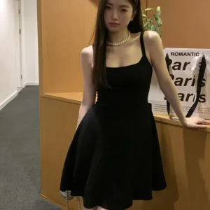 Elegante mini abito nero senza spalline a trapezio Abito estivo da donna con colletto quadrato in stile francese retrò a vita alta con gonna stretta 1