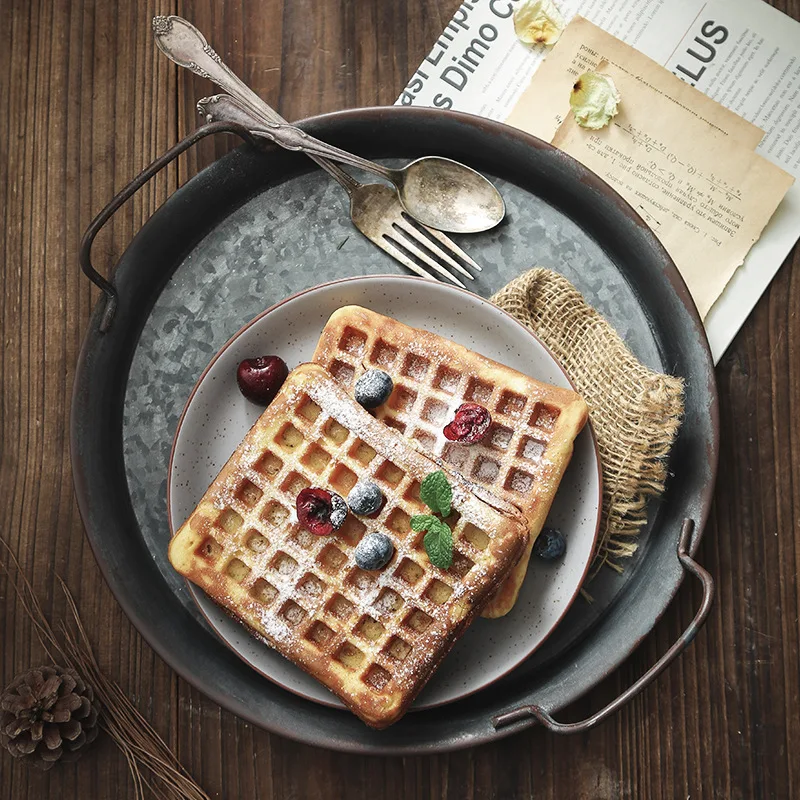 E2 piatti in metallo retrò europei con manico vassoio per il pane rotondo Vintage vassoio per la decorazione della casa stoviglie set di piatti per la cena 4