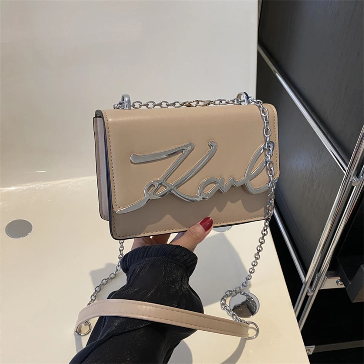 Borsa a tracolla alla moda Borsa a tracolla in tinta unita Logo con lettera in metallo Cinturino a catena con bottone magnetico per l'uso quotidiano 5