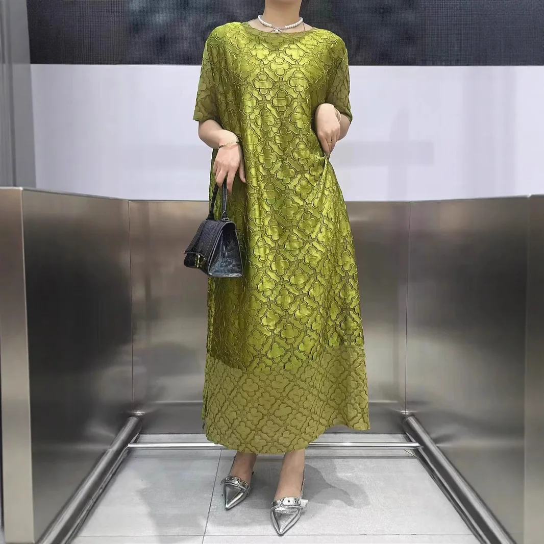 Abito plissettato Miyake per donna 2025 Nuova gonna a pieghe ampia in rilievo tridimensionale ricamata per l'industria pesante in tinta unita 2