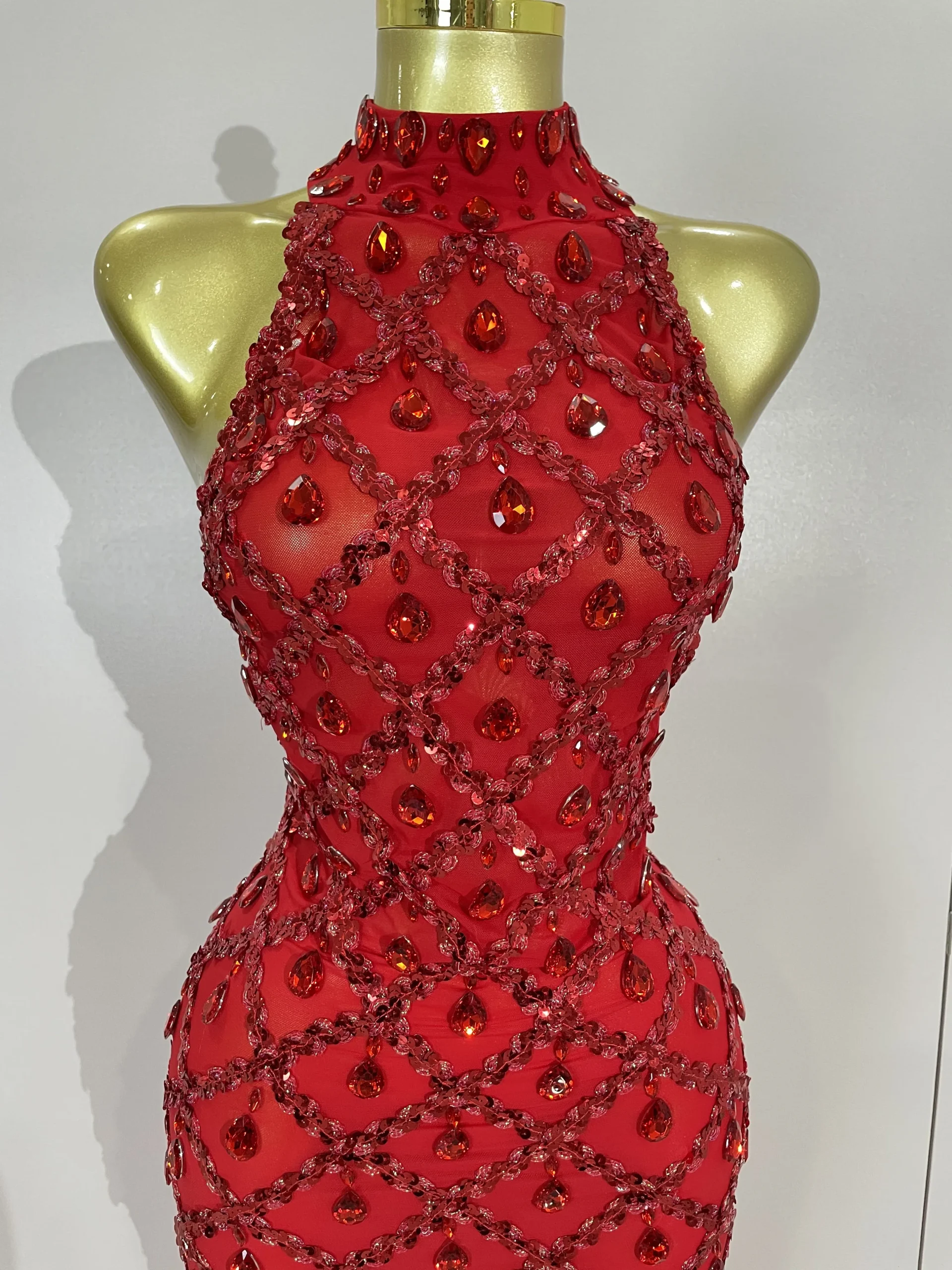 Lusso scintillante strass rossi piuma sexy maglia vedere attraverso abito lungo donne compleanno sera discoteca DJ ballerino costume di scena 6