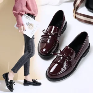 Mocassini da donna in pelle verniciata nera con plateau, scarpe slip on da donna, nuove scarpe basse casual con fiocco e nappa britannica primaverile 1