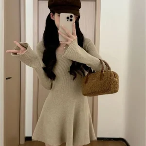 Mini abito a trapezio con scollo a V stile francese Manica lunga lavorata a maglia Dimagrante Abbigliamento da donna Morbido e sexy Vibe Vita definita Autunno Inverno 1