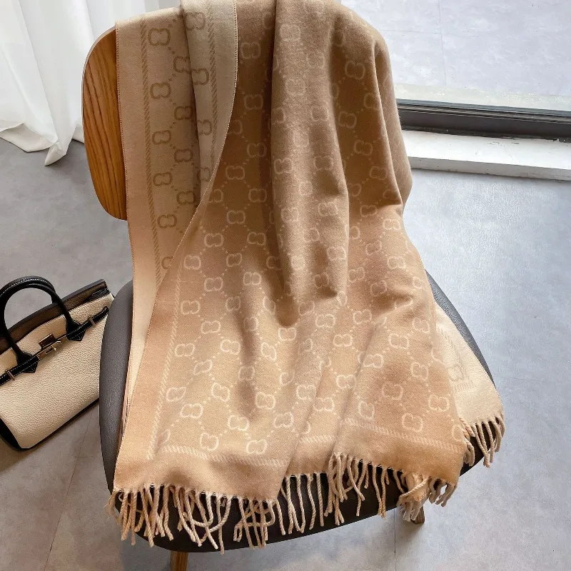 SS NUOVO Autunno e Inverno Caldo Nucleo Filato Rosso Sciarpa Ispessita Collo da Donna Double face Due Toni Lettera Stile Nappa Grande Scialle 3