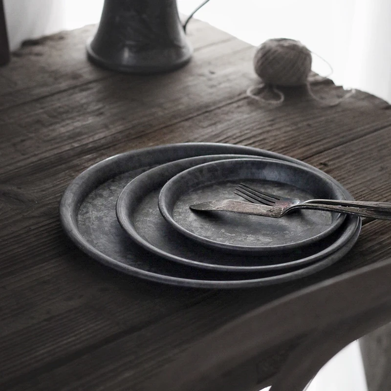 Vassoi da portata in metallo Vassoio portaoggetti rotondo in ferro battuto antico Dessert Torta di frutta Piatto di pane Decorazione della cucina Oggetti di scena fotografici 5
