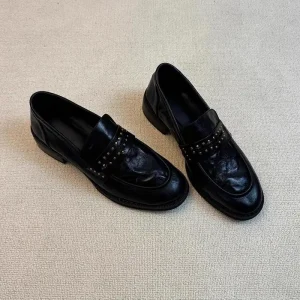 Scarpe Derby da donna morbide scarpe a punta appartamenti neri scarpe da ginnastica Casual da donna in stile britannico mocassini con rivetti Slip-on in pelliccia borchie Leath 1