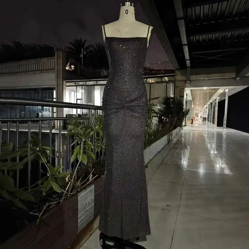 DEAT Moda Grigio Hot Drilling Spaghetti Strap Dress Donna Slim Fit Backless Pieghe Split Abiti lunghi fino al pavimento Nuova marea 7AB8510 4