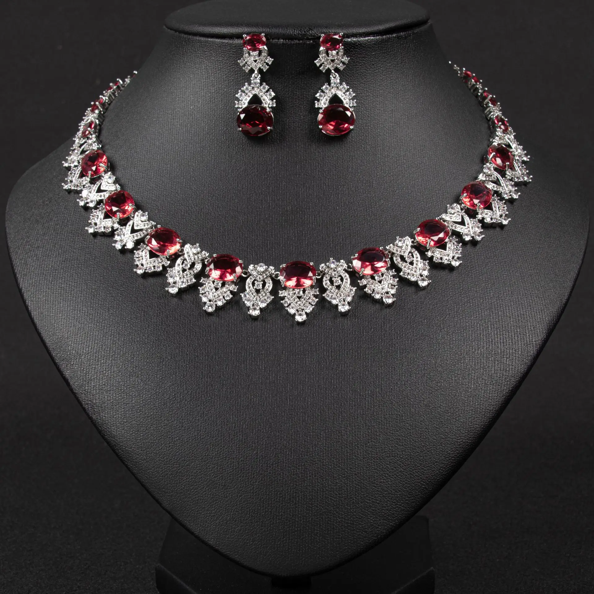 Set di orecchini con collana con pendente geometrico elegante e versatile dal design leggero e di lusso da donna. Set di senso del design alla moda e di nicchia 6