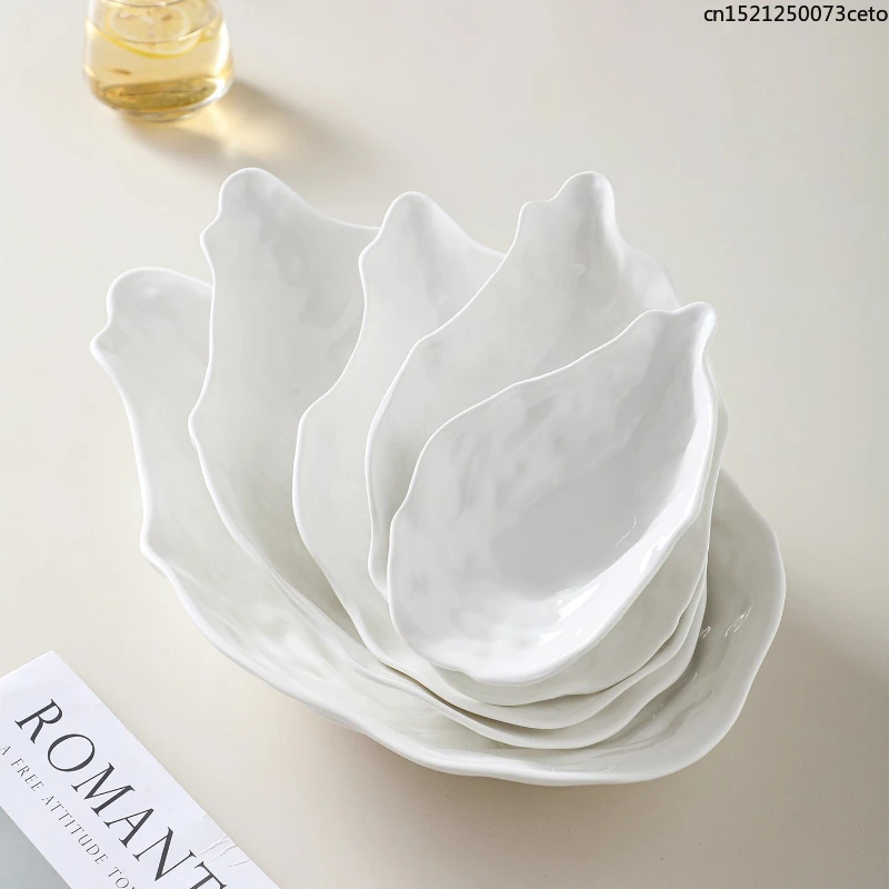 Piatto creativo in ceramica con guscio di ostrica, piatti da pranzo, piatto da sushi, sashimi, piatto da concepzione artistica, ristorante dell'hotel, stoviglie bianche 1