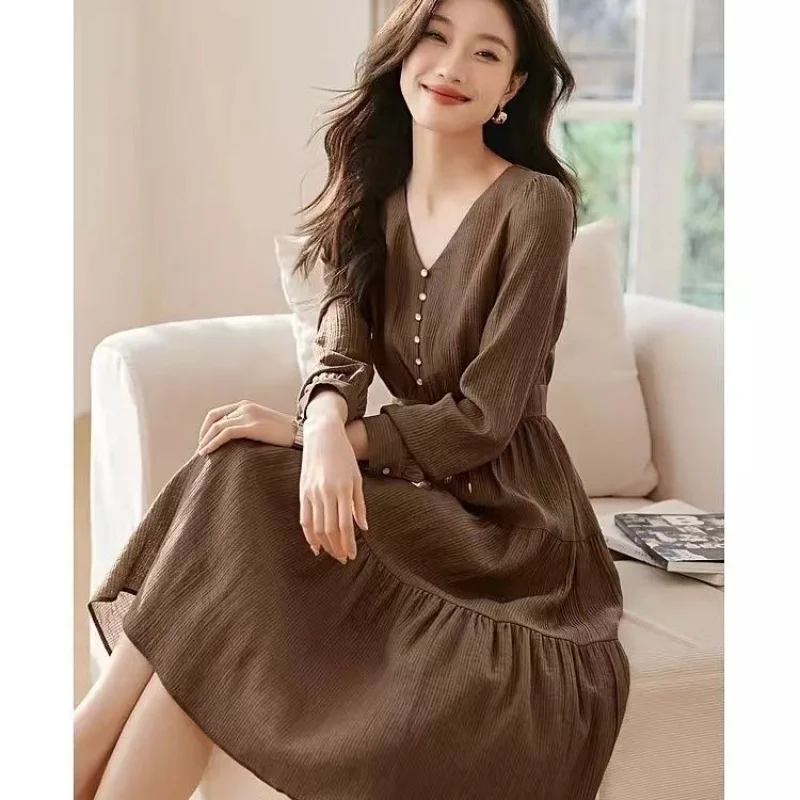 Abito a maniche lunghe in vita casual versatile slim fit tinta unita con scollo a V cucito da donna alla moda 2025 3