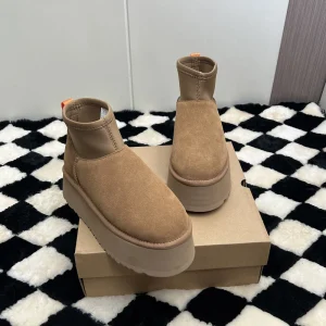 2025 Nuovi stivali da neve integrati in pelliccia di pecora taglia 35-42 Calzature invernali comode e calde per uomo e donna 1