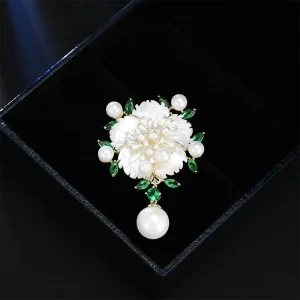 SUYU Spilla da donna dal design leggero e di lusso elegante con perla imitazione fiore Spilla con senso del design di nicchia alla moda e versatile 1