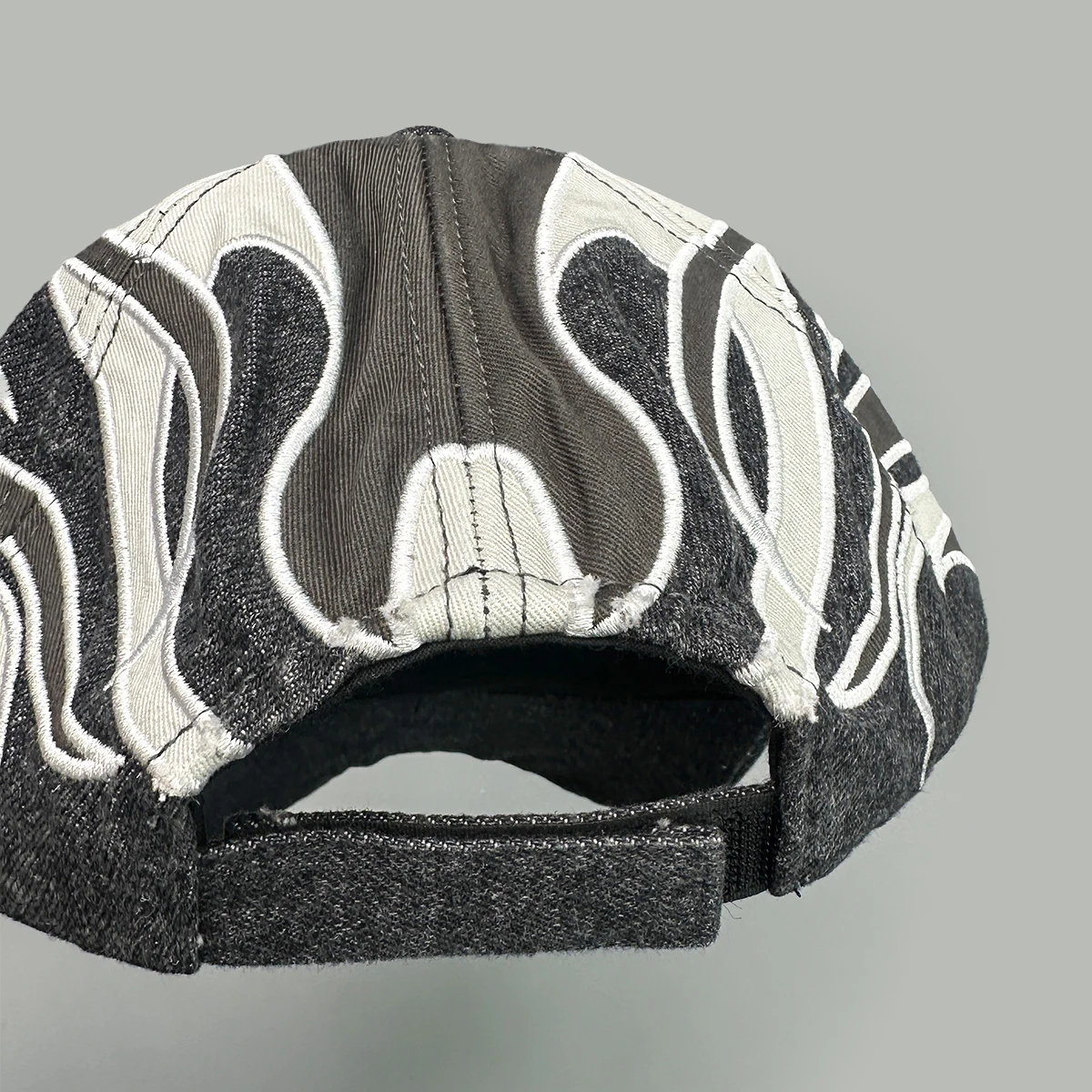 Nicchia Hip Hop Lettera Fiamma Bandiera Cappelli da baseball Nuovo parasole unisex Personal Versatile Color Block Moda Retro ins Berretti con visiera 6