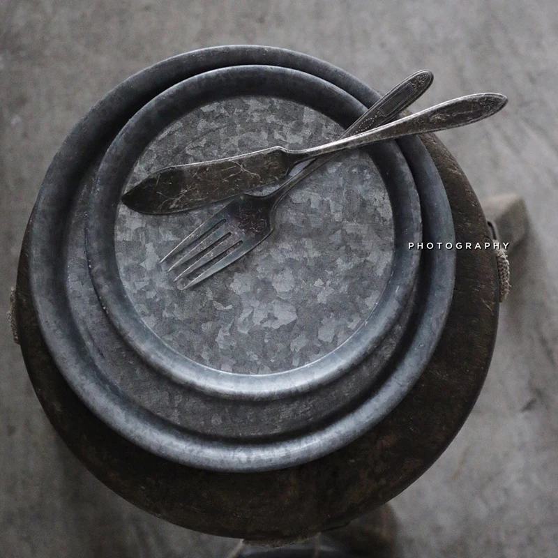 Vassoi da portata in metallo Vassoio portaoggetti rotondo in ferro battuto antico Dessert Torta di frutta Piatto di pane Decorazione della cucina Oggetti di scena fotografici 6