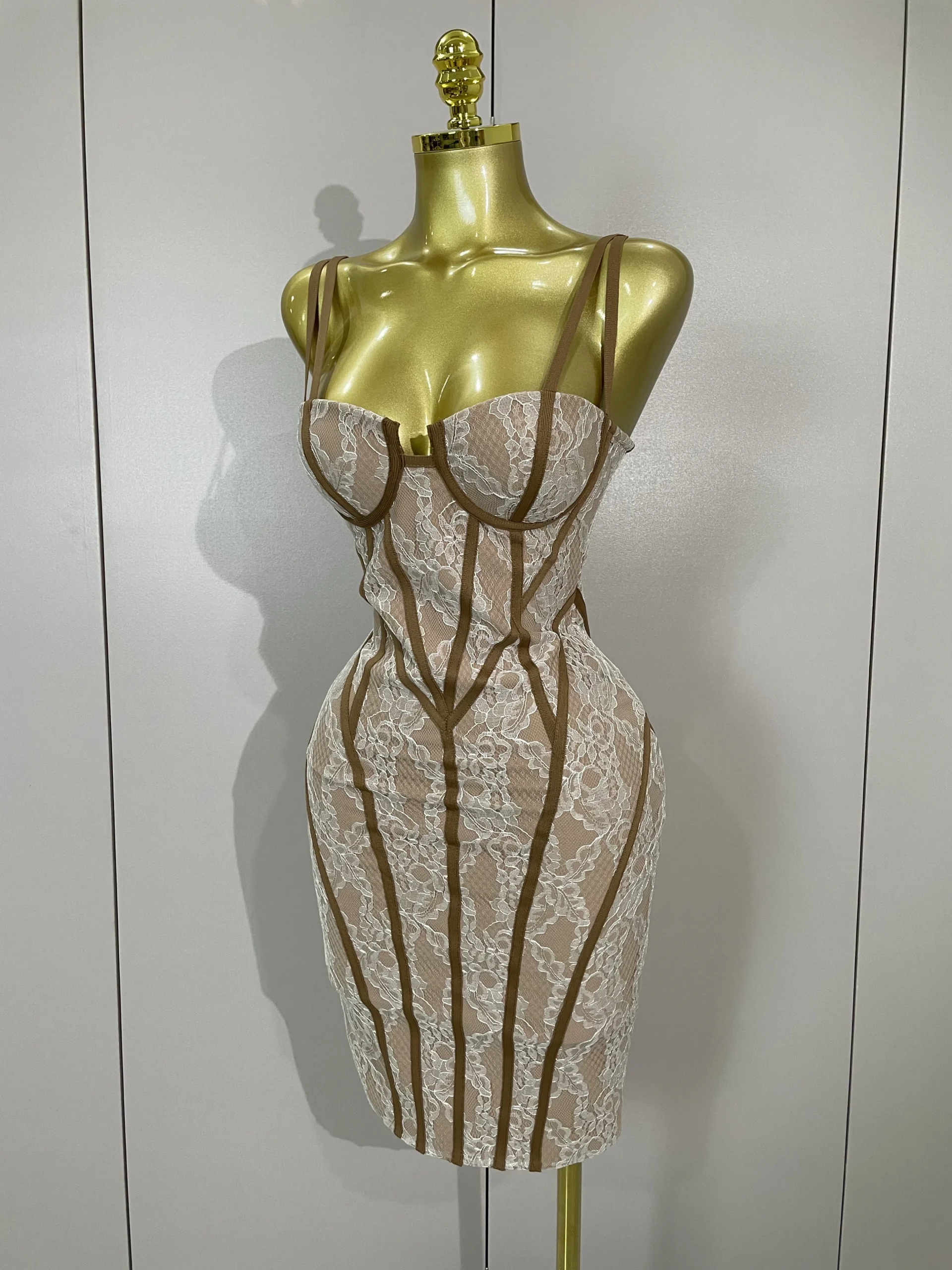 2025 Vestito da festa delle nuove donne Design originale Canotta in pizzo Backless Serata Festa di compleanno Abiti Night Club Show Wear Vestido 2