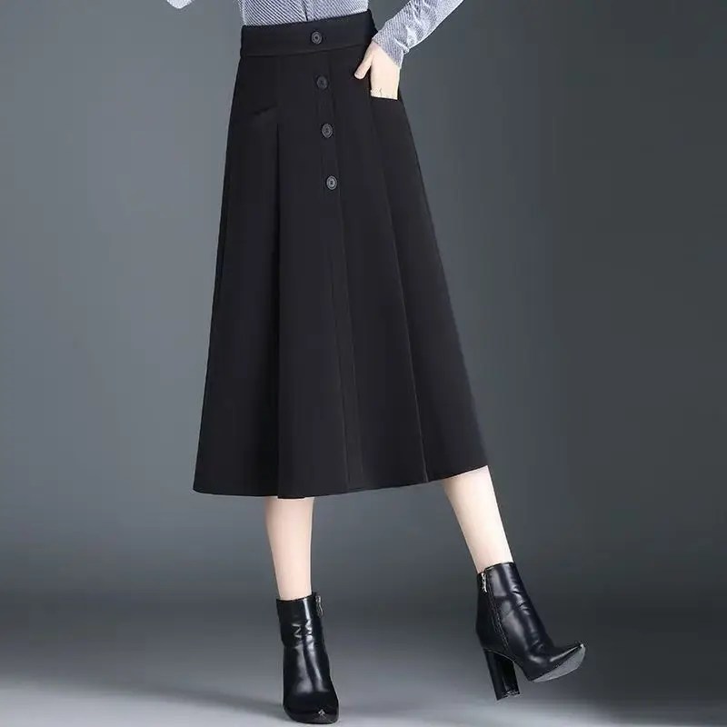 Nuove gonne a pieghe tinta unita alla moda con tasche con bottoni a trapezio elastiche a metà corpo da donna di media lunghezza autunno e inverno 4