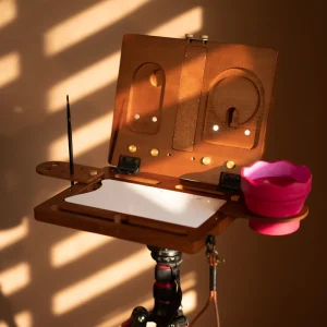 Scatola per acquerello da viaggio in legno di noce, con tavolozza integrata e cavalletto pochade. Perfetta per la pittura all'aperto, lo stoccaggio di forniture artistiche e la creazione di schizzi ovunque 1