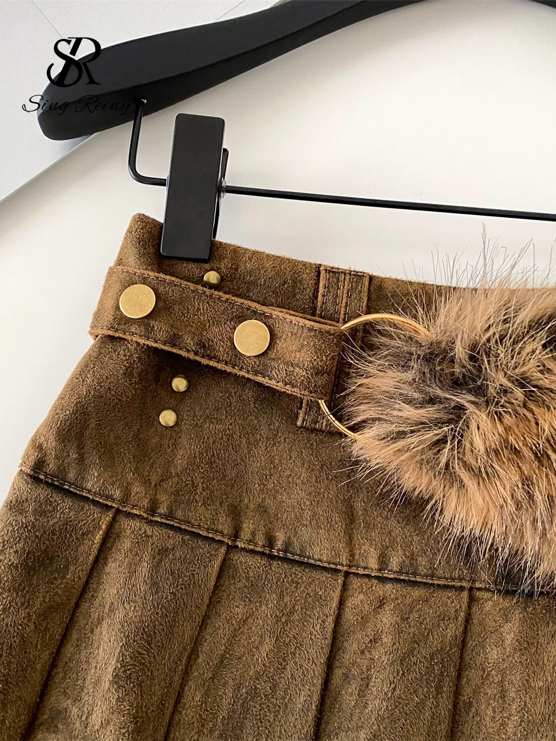 SINGREINY Hot Girl Denim Gonne corte Moda donna Borsa in peluche Bottoni in metallo Streetwear Y2K Minigonne a pieghe vintage 5