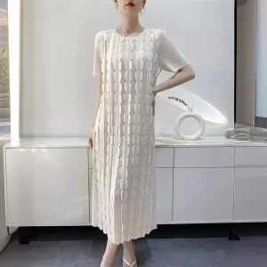 Abito Miyake 2025 Estate Nuovo temperamento e design elegante Senso Toppe decorative tridimensionali Gonna sottile di media lunghezza 1