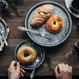 Vassoi da portata in metallo Vassoio portaoggetti rotondo in ferro battuto antico Dessert Torta di frutta Piatto di pane Decorazione della cucina Oggetti di scena fotografici 1