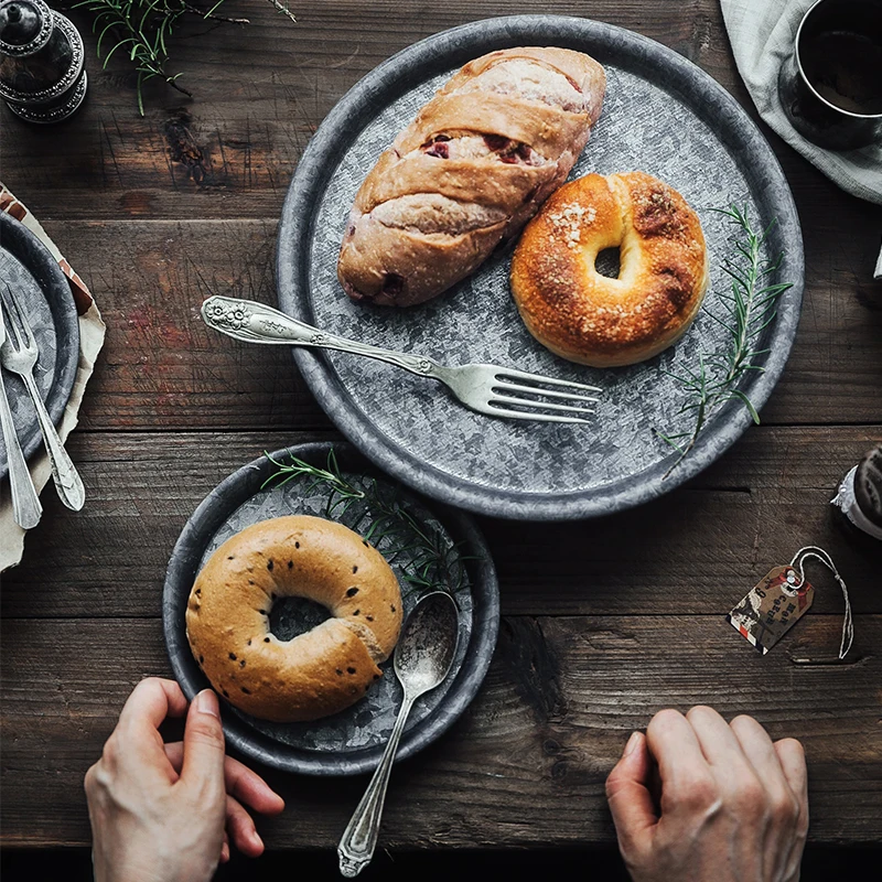 Vassoi da portata in metallo Vassoio portaoggetti rotondo in ferro battuto antico Dessert Torta di frutta Piatto di pane Decorazione della cucina Oggetti di scena fotografici 1