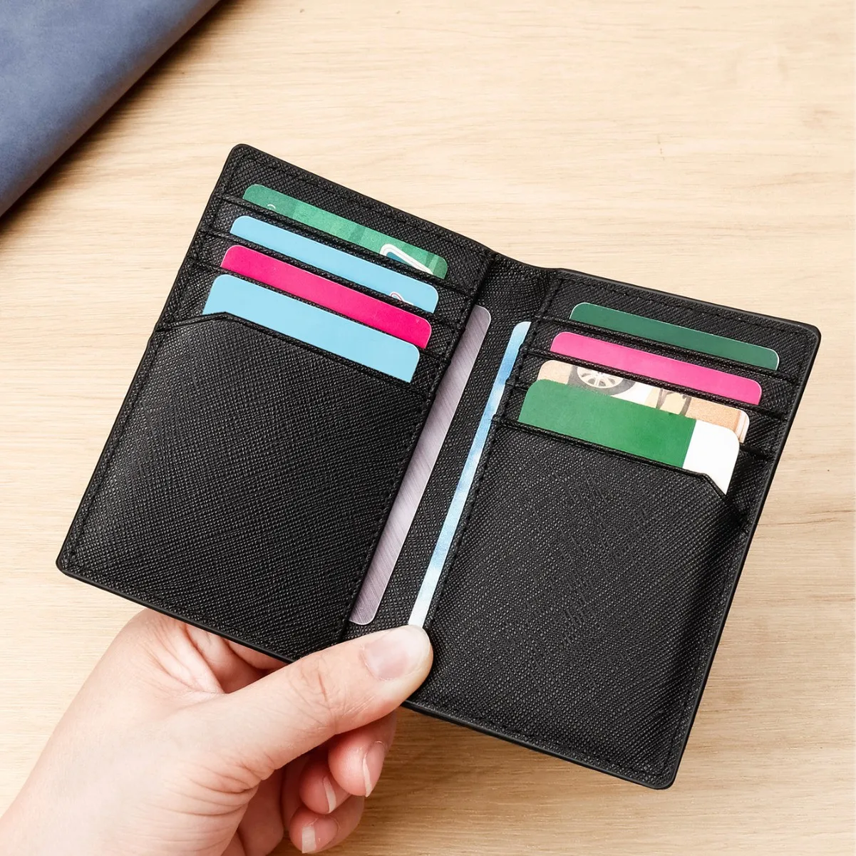 Porta carte Bifold Porta carte da lavoro semplice in pelle Saffiano con molteplici scomparti per carte e una fessura per carte posteriore 4