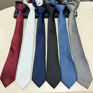 Cravatte della collezione Elite: lussuosi papillon in seta con un versatile motivo scozzese | Cravatte per feste | Cravatte aziendali | Regali per le vacanze invernali 1