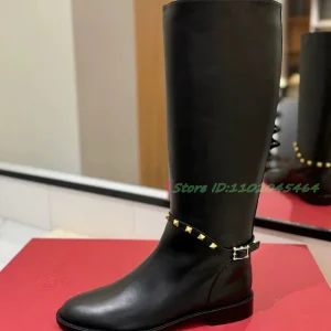 Stivali alti al ginocchio in pelle piatta Rockstud neri marroni Punta tonda da donna morbida 2024 Inverno Pull on Long Boot Scarpe firmate di lusso 1