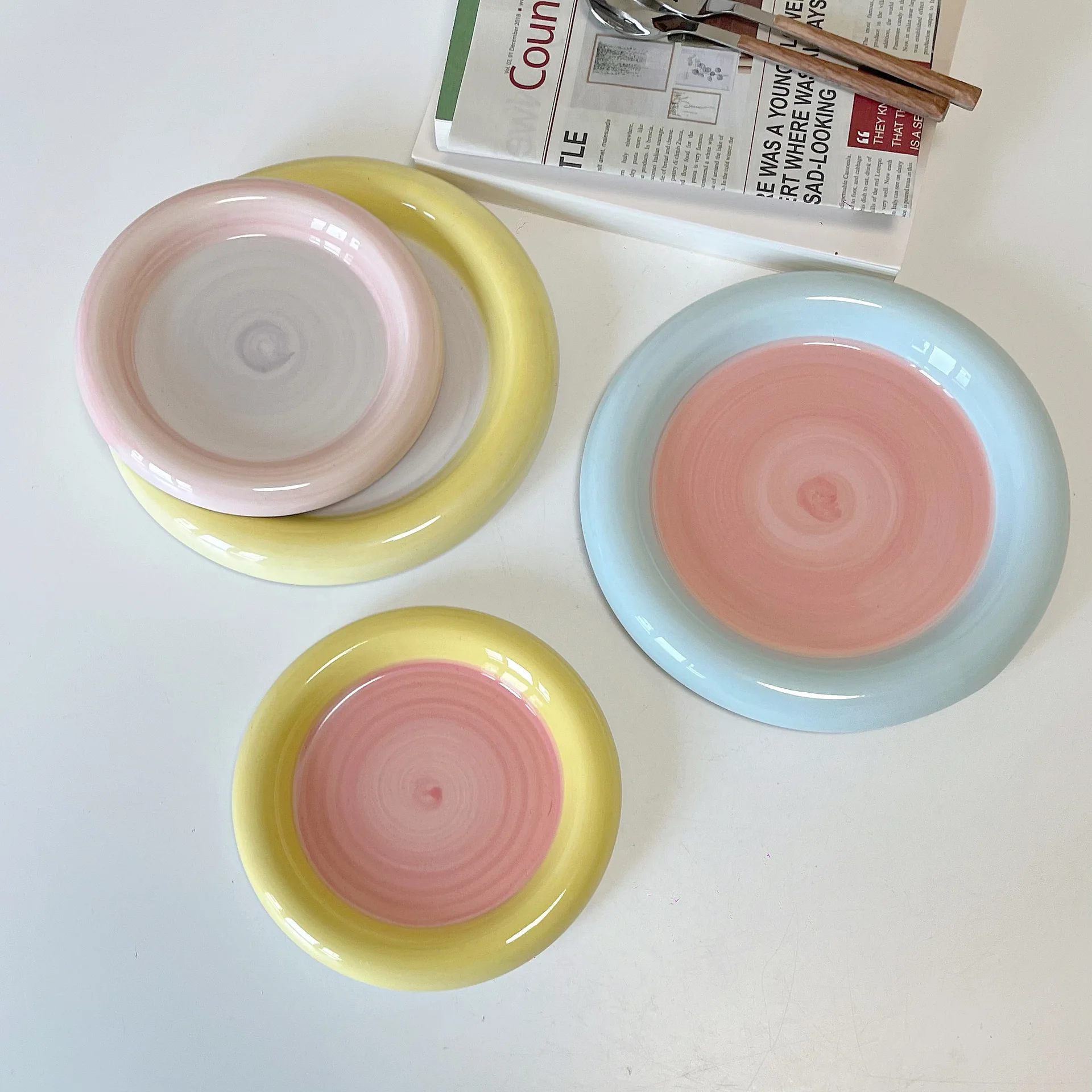 Piatto rotondo in ceramica Piatto per cibo occidentale dai bordi spessi Piatto per snack creativo Stoviglie europee Utensili da cucina per corso principale in ceramica 1