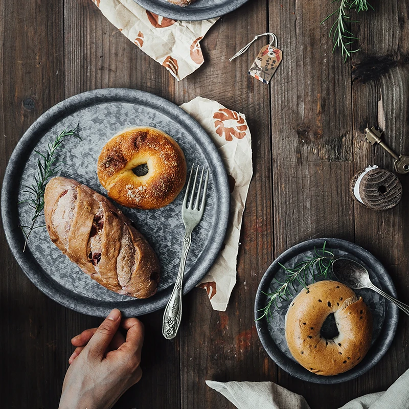 Vassoi da portata in metallo Vassoio portaoggetti rotondo in ferro battuto antico Dessert Torta di frutta Piatto di pane Decorazione della cucina Oggetti di scena fotografici 2