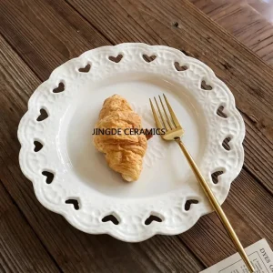 Piatto da dessert a forma di cuore in rilievo europeo Piatto da dessert Dim Sum Piatto da bistecca in stile occidentale Stoviglie in ceramica per la casa Forniture da cucina 1