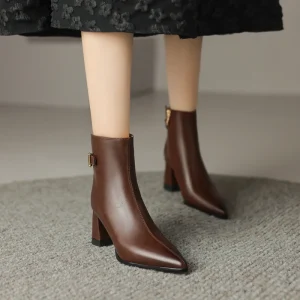 Nuovo autunno e inverno da donna in pelle a punta in pelle di vacchetta fibbia per cintura in metallo taglia tacco alto cerniera retrò stivali corti Chelsea al polpaccio 1