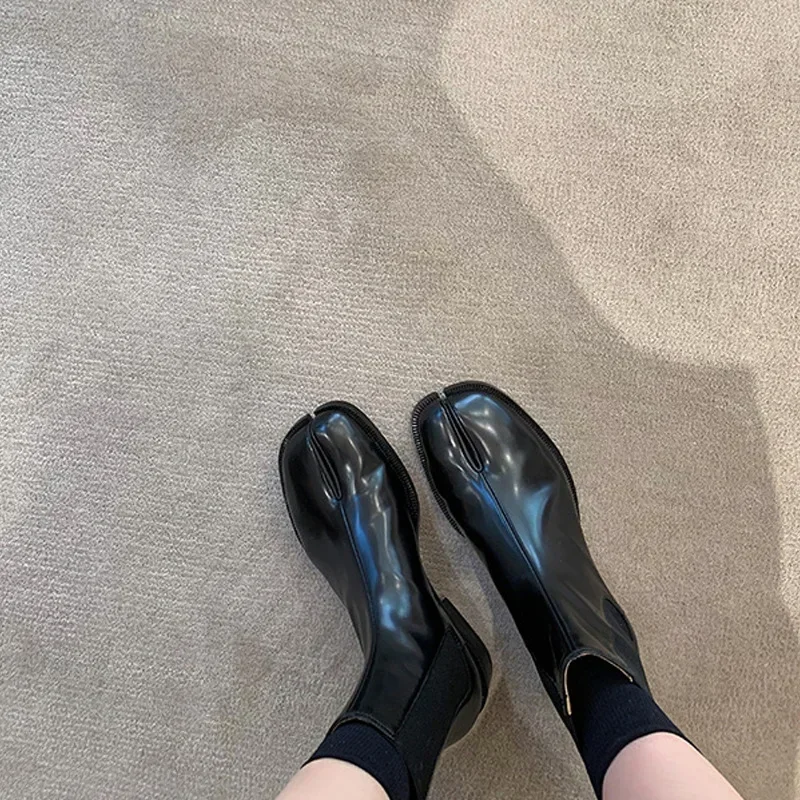 2025 Stivaletti Chelsea elasticizzati Slip On Donna Punta divisa Tacchi bassi Caviglia Botas Feminina Tabi Scarpe Botines invernali in pelle verniciata/opaca 4