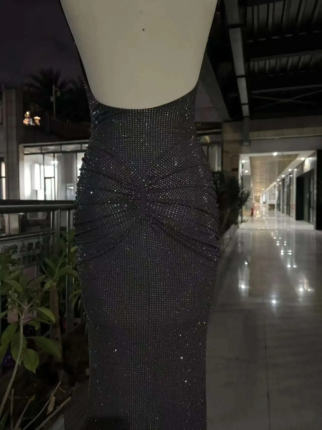 DEAT Moda Grigio Hot Drilling Spaghetti Strap Dress Donna Slim Fit Backless Pieghe Split Abiti lunghi fino al pavimento Nuova marea 7AB8510 6