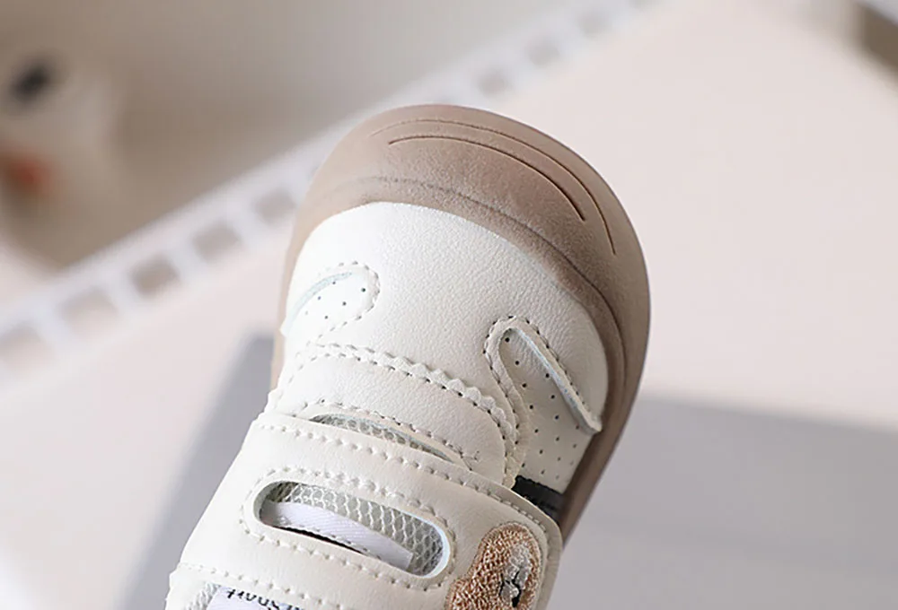 2025 Scarpe da bambino alla moda per bambino Scarpe da ginnastica da bambina in pelle PU con suola morbida Ergonomia Scarpe sportive da neonato Primo passo 2