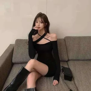 Abito corto aderente a maniche lunghe nero sexy senza spalline Vita alta Colore puro Tessuto in poliestere con design al collo appeso con una spalla 1