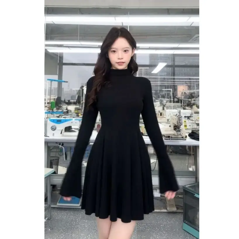 Elegante abito nero lavorato a maglia slim fit con collo alto avvolgente gonna corta a vita alta manica lunga in poliestere autunno inverno nuovo stile 4