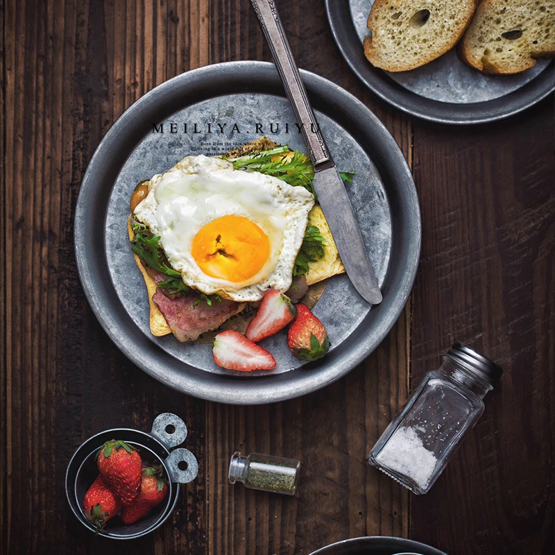 Vassoi da portata in metallo Vassoio portaoggetti rotondo in ferro battuto antico Dessert Torta di frutta Piatto di pane Decorazione della cucina Oggetti di scena fotografici 4