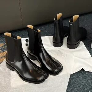 2025 Stivaletti Chelsea elasticizzati Slip On Donna Punta divisa Tacchi bassi Caviglia Botas Feminina Tabi Scarpe Botines invernali in pelle verniciata/opaca 1