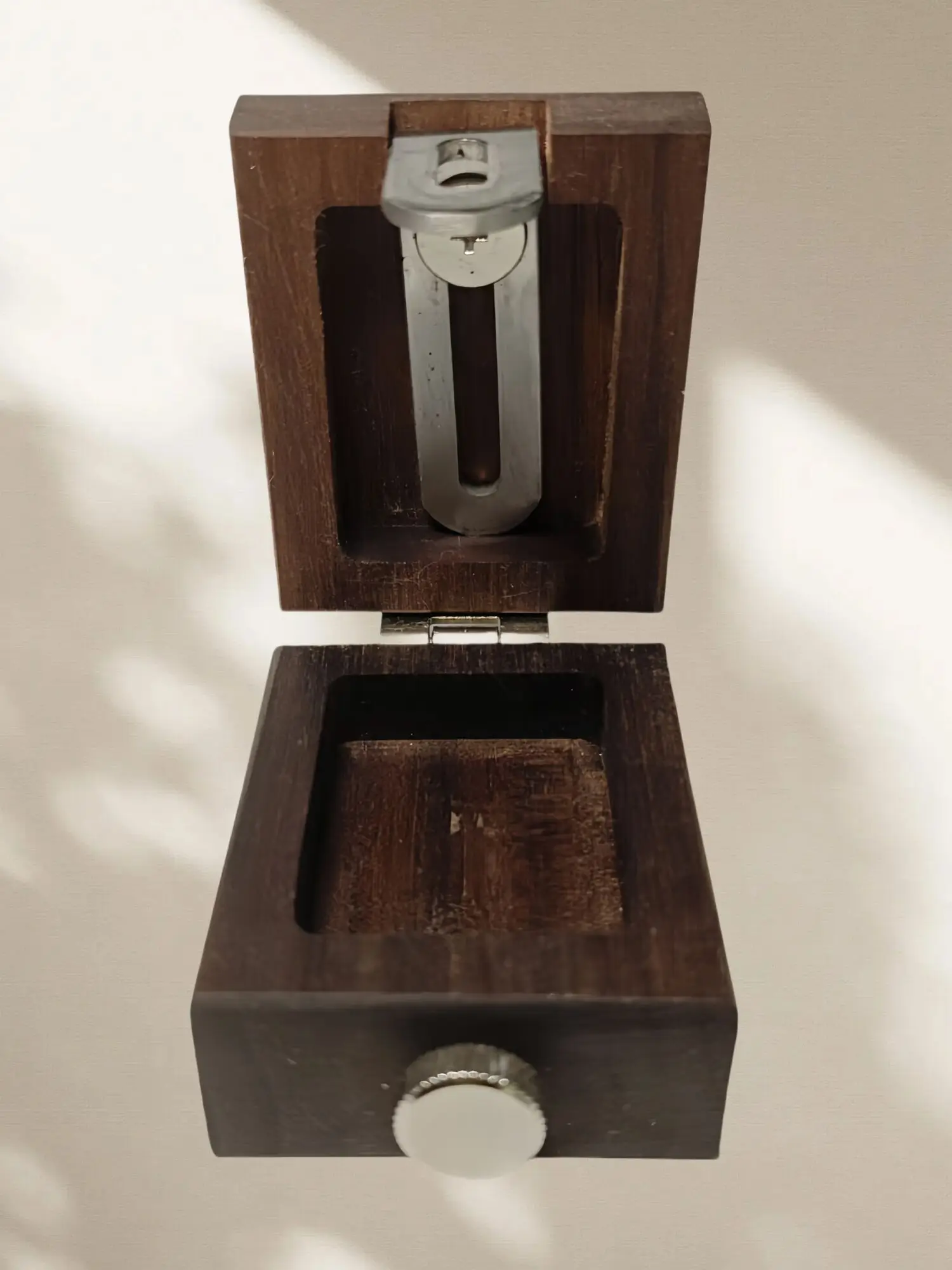 Il mini cavalletto per schizzi da disegno in legno di noce carino tascabile, la scatola di pittura può essere giocosa con 2