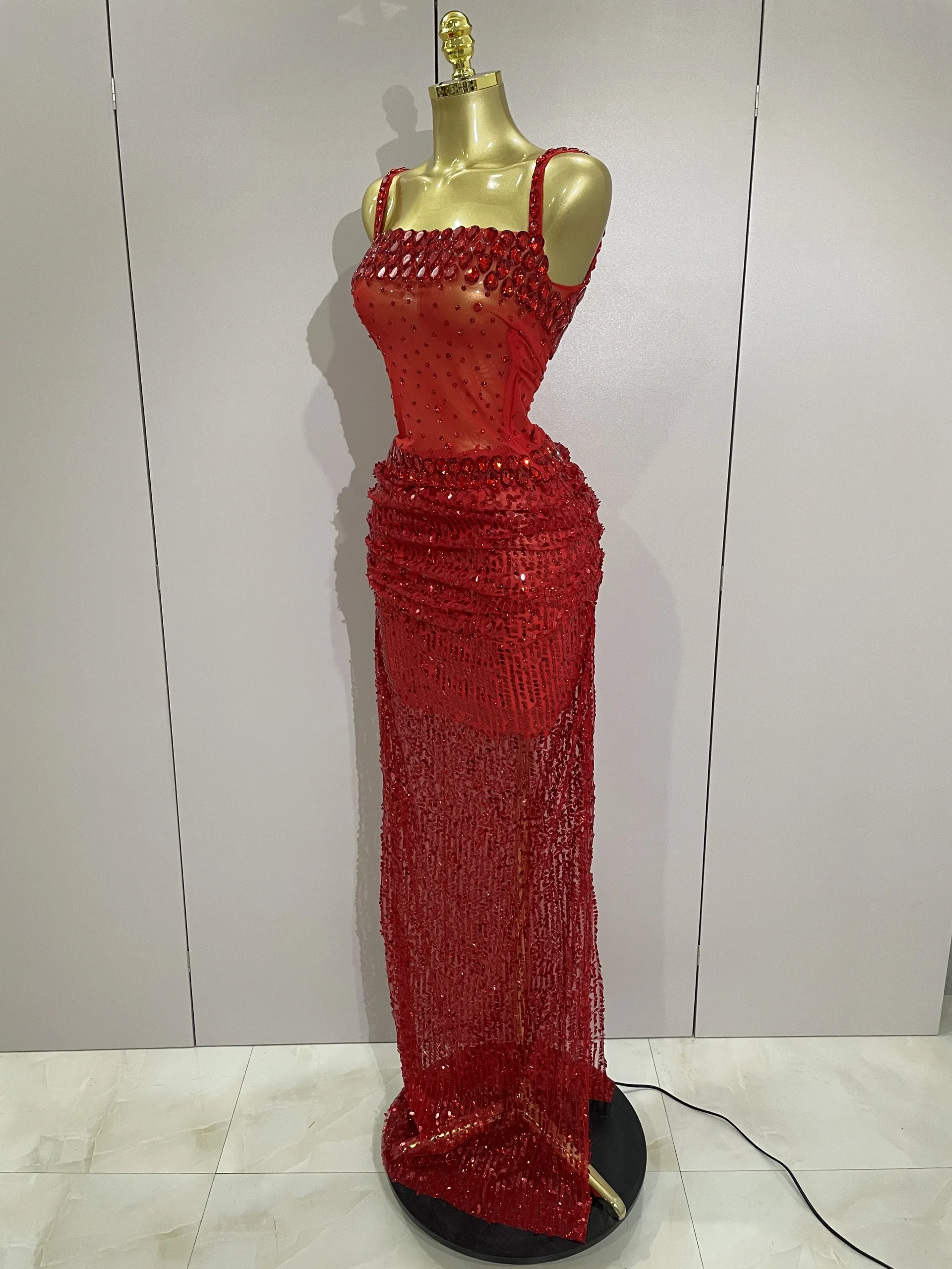 Paillettes scintillanti con strass rossi sexy vedere attraverso 2 pezzi abito lungo 2025 donne celebra abiti da festa di compleanno serali costumi di scena 2