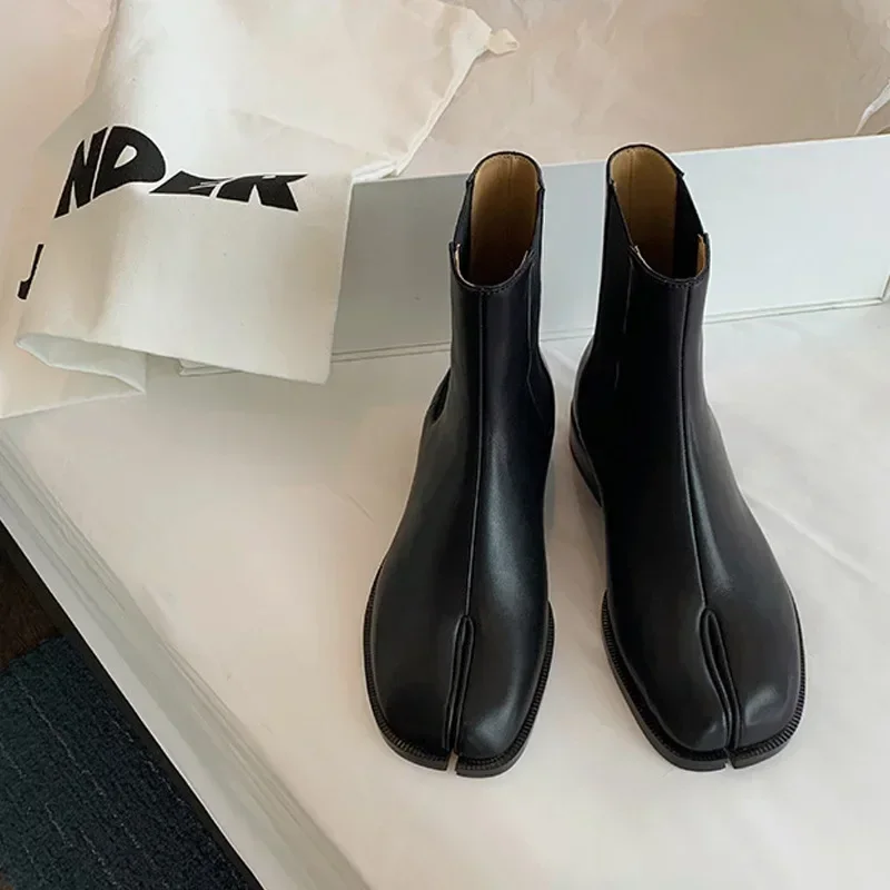 2025 Stivaletti Chelsea elasticizzati Slip On Donna Punta divisa Tacchi bassi Caviglia Botas Feminina Tabi Scarpe Botines invernali in pelle verniciata/opaca 3