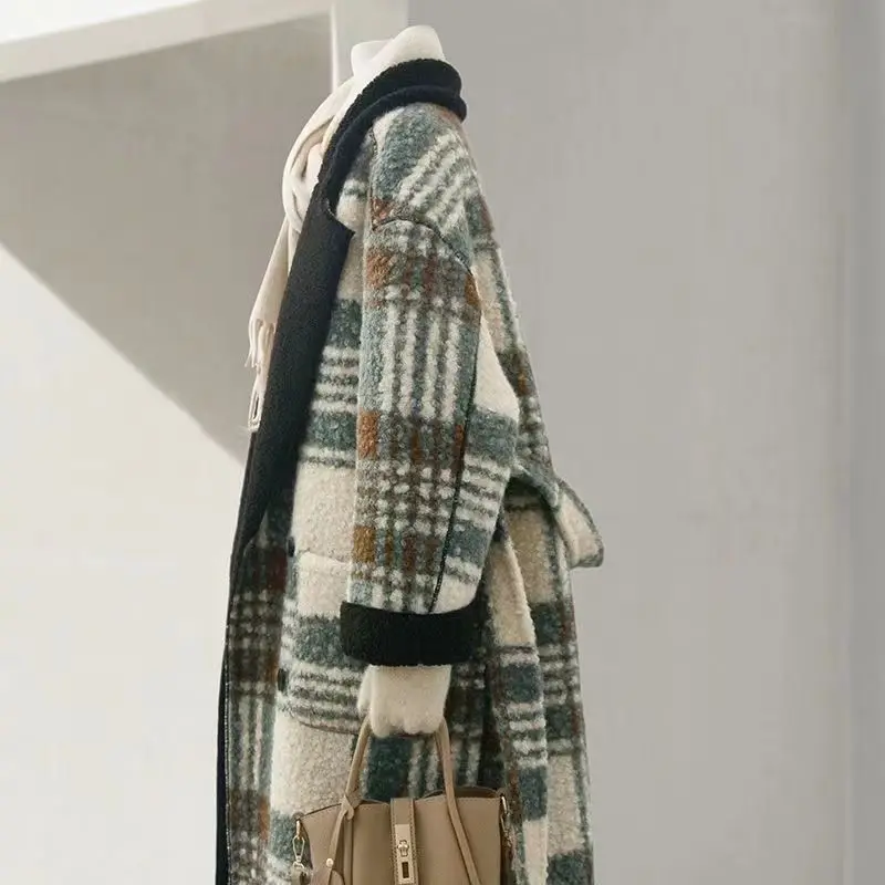 Cappotto lungo scozzese double-face retrò di fascia alta per donna in autunno e inverno, giacca ampia con giunture sul risvolto in pelo di agnello 2