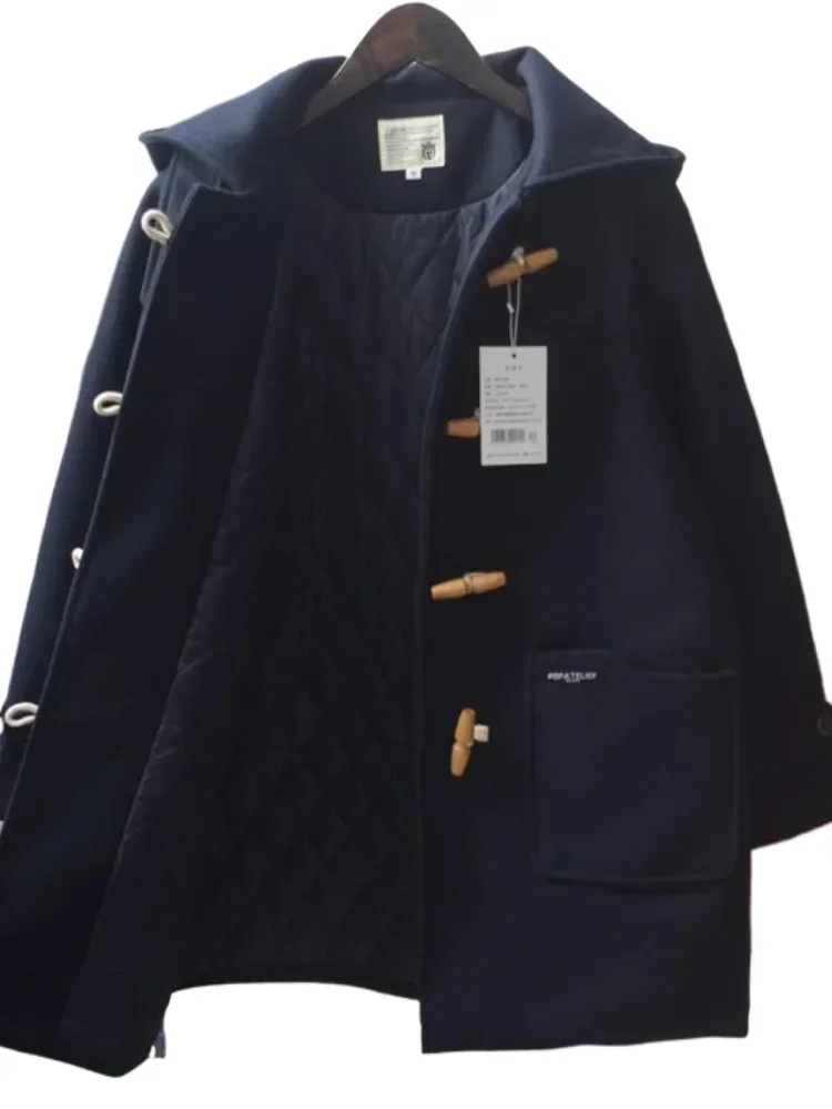 2026 Ragazza morbida Harajuku Giacca di lana Cappotti caldi Lettere retrò Patch Tasche grandi Cowl Fibbia Cappotto spesso in tweed di cotone con cappuccio 1