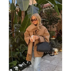 Bottone a forma di T di LUSSO ~ Sciarpa Risvolto Capispalla Silhouette Gancio Frangia di pizzo Lana Cappotto corto di lana double face Donna 1