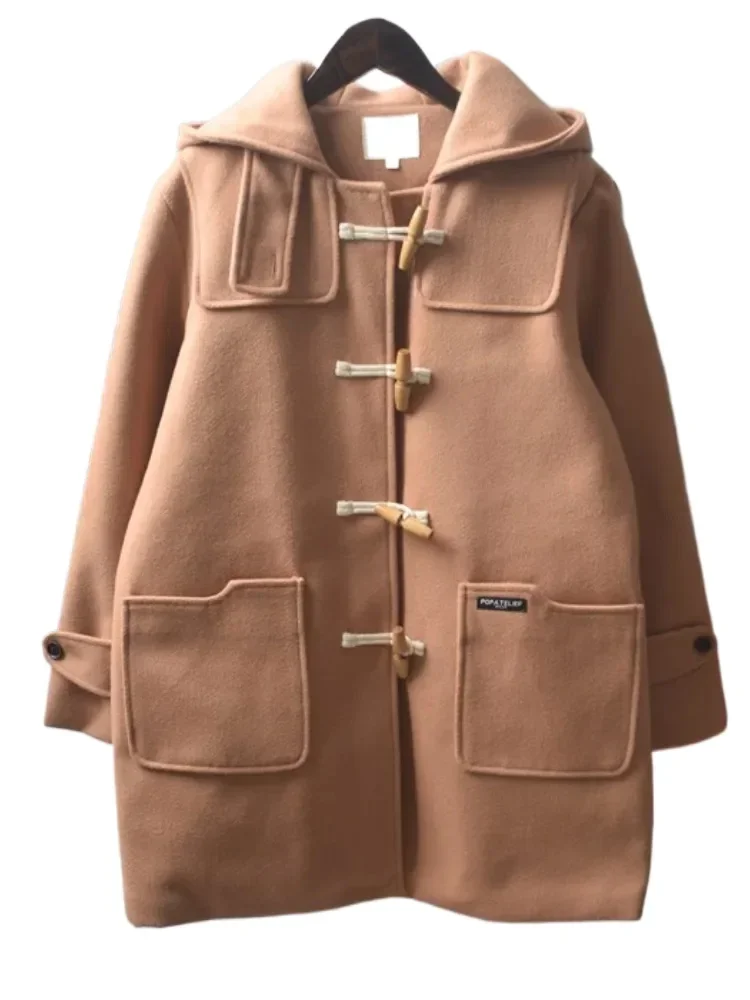 2026 Ragazza morbida Harajuku Giacca di lana Cappotti caldi Lettere retrò Patch Tasche grandi Cowl Fibbia Cappotto spesso in tweed di cotone con cappuccio 2