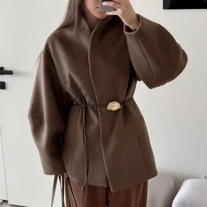 2025 Cappotto di lana solido delle nuove donne di autunno Elegante maniche lunghe Cravatta in vita Abito ampio Giacca da strada quotidiana per pendolarismo alla moda 1