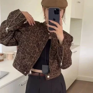 Giacca corta da donna con stampa leopardata in finta pelle scamosciata 2025 Autunno nuovo arrivo Harajuku stile coreano moda colletto alla coreana capispalla 1